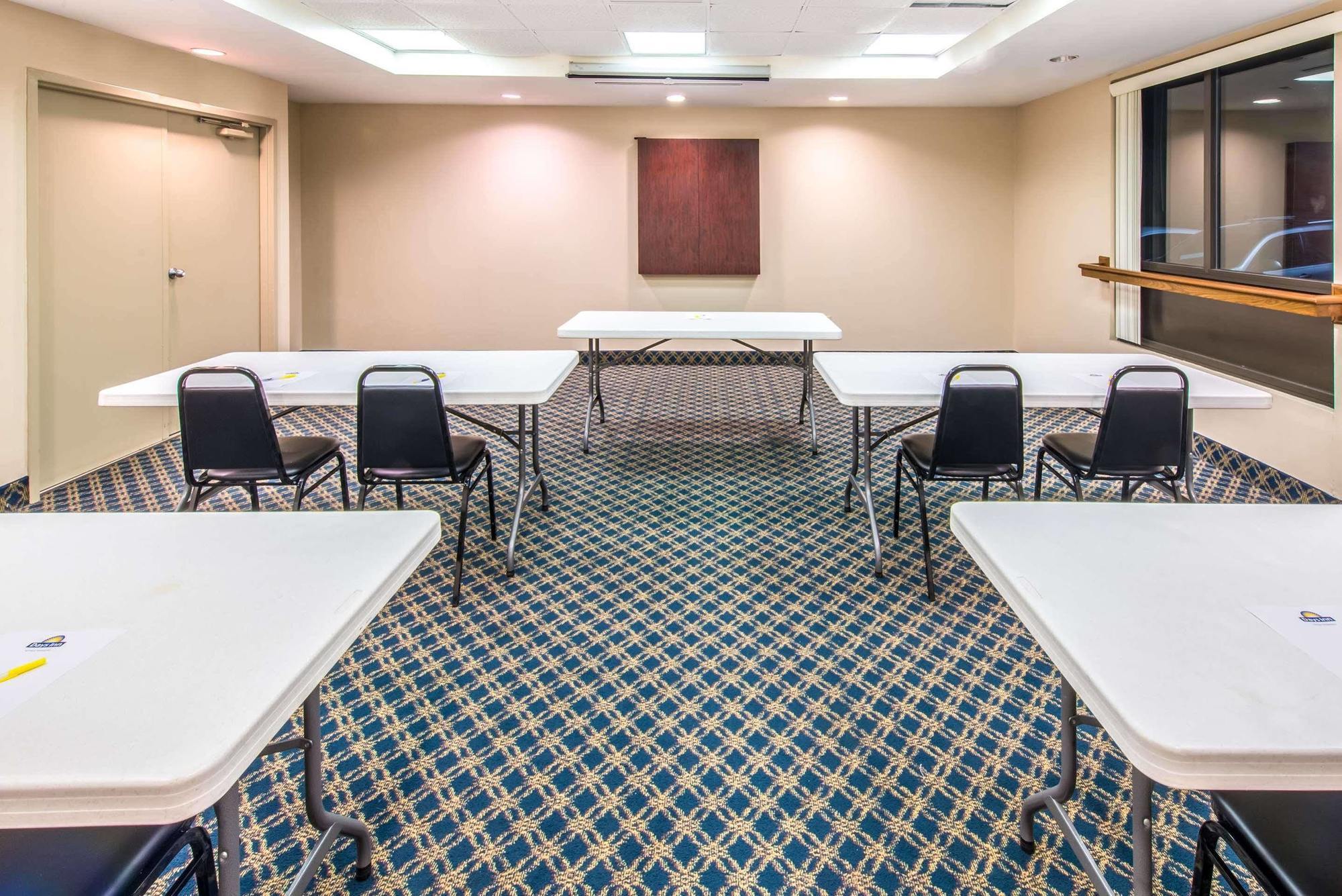 Days Inn By Wyndham Horsham Philadelphia Екстериор снимка